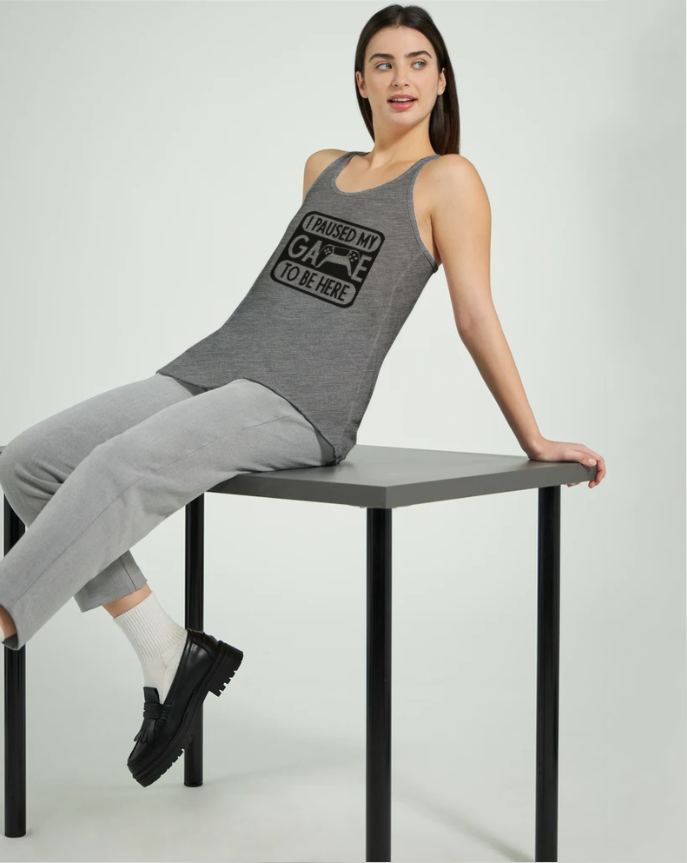 I PAUSED MY GAME TO BE HERE Lässiges Damen-Racerback-Tank-Top