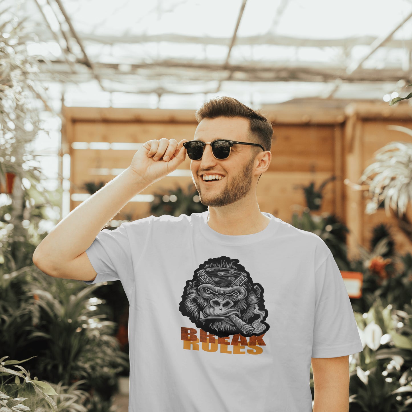 Rauchender Affe Break Rules Klassisches Unisex T-Shirt mit Rundhalsausschnitt