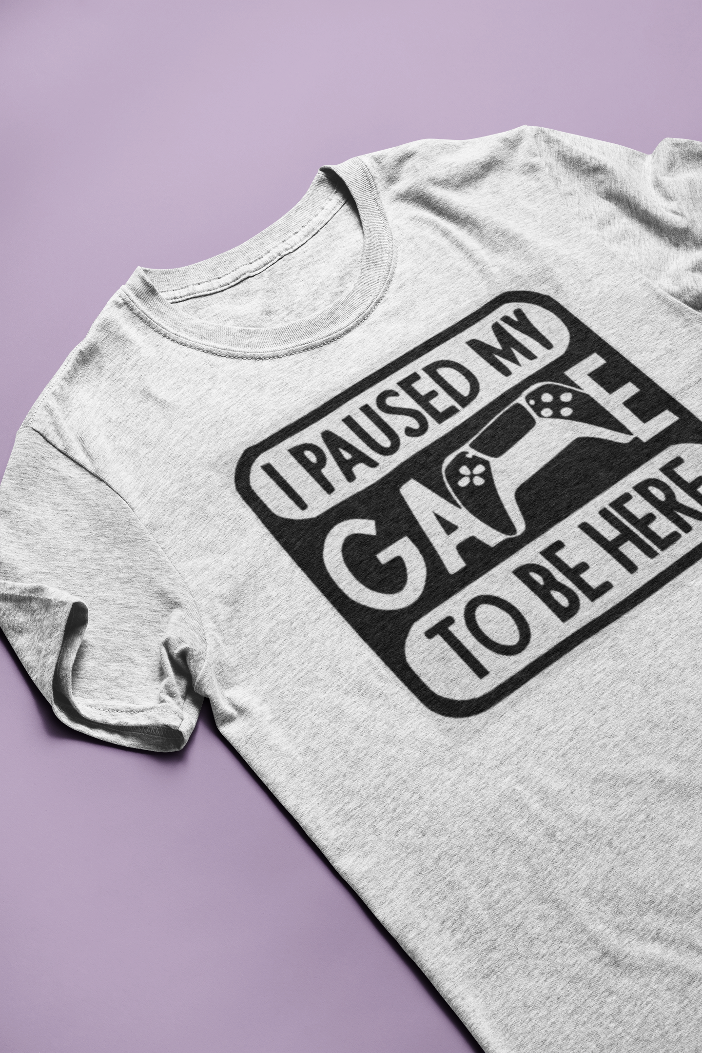I PAUSED MY GAME TO BE HERE Premium Unisex T-Shirt mit Rundhalsausschnitt