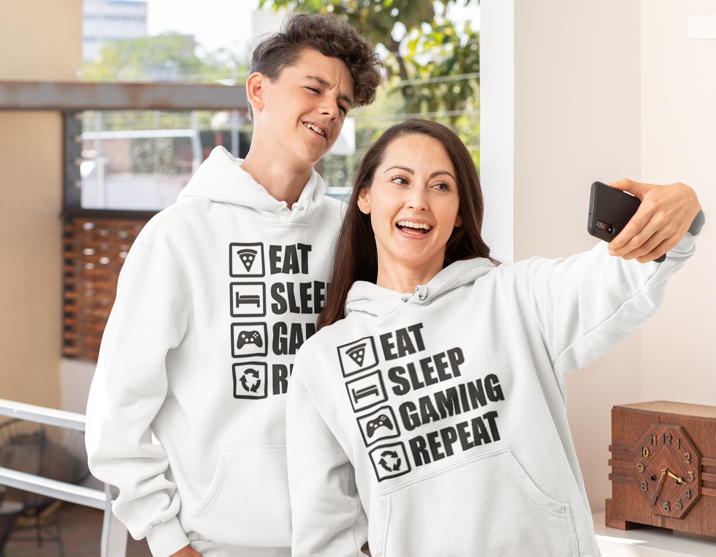 EAT SLEEP GAMING REPEAT Premium Unisex T-Shirt mit Rundhalsausschnitt Girls & Boys