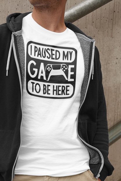 I PAUSED MY GAME TO BE HERE Premium Unisex T-Shirt mit Rundhalsausschnitt